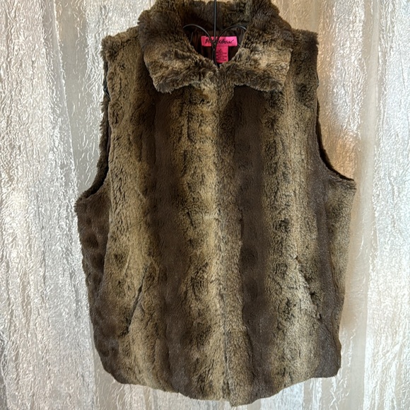 BETSEY JOHNSON faux fur vest - Picture 2 of 8